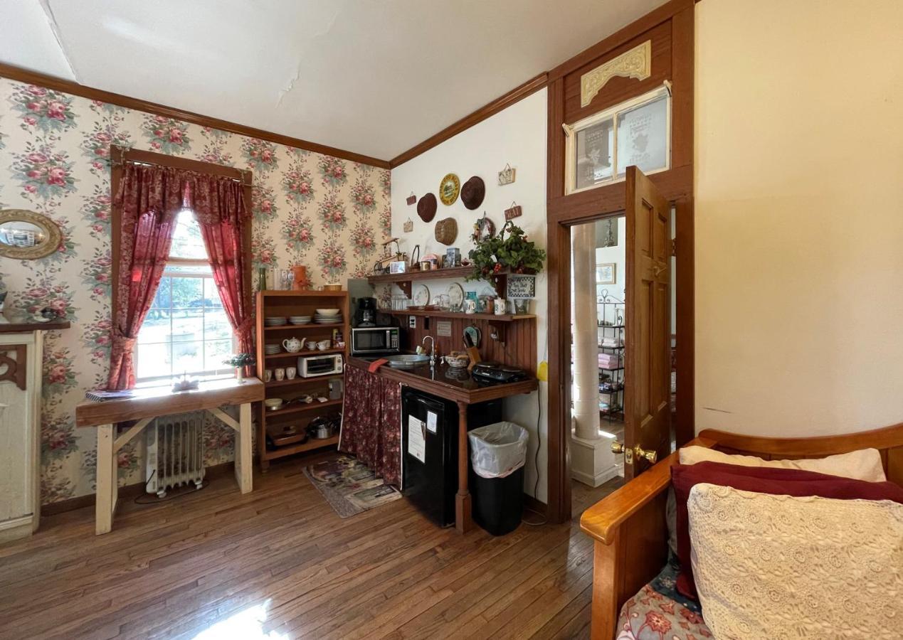 The Victorian Cottage At Creekside Camp & Cabins Marble Falls Eksteriør bilde