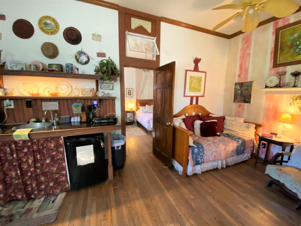 The Victorian Cottage At Creekside Camp & Cabins Marble Falls Eksteriør bilde