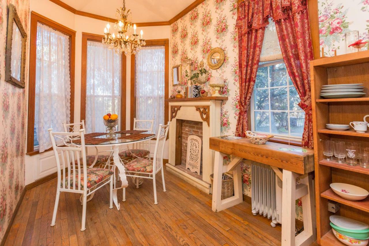 The Victorian Cottage At Creekside Camp & Cabins Marble Falls Eksteriør bilde