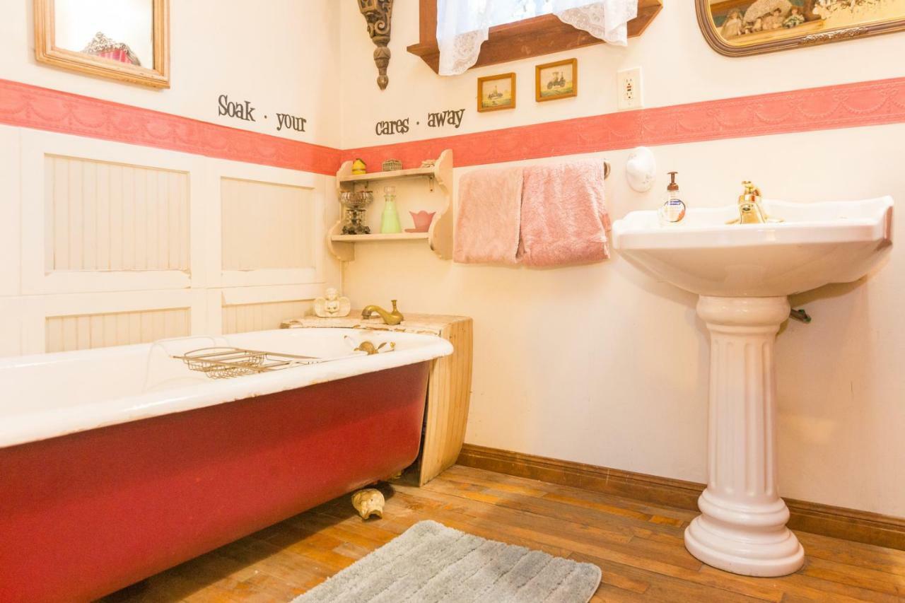 The Victorian Cottage At Creekside Camp & Cabins Marble Falls Eksteriør bilde